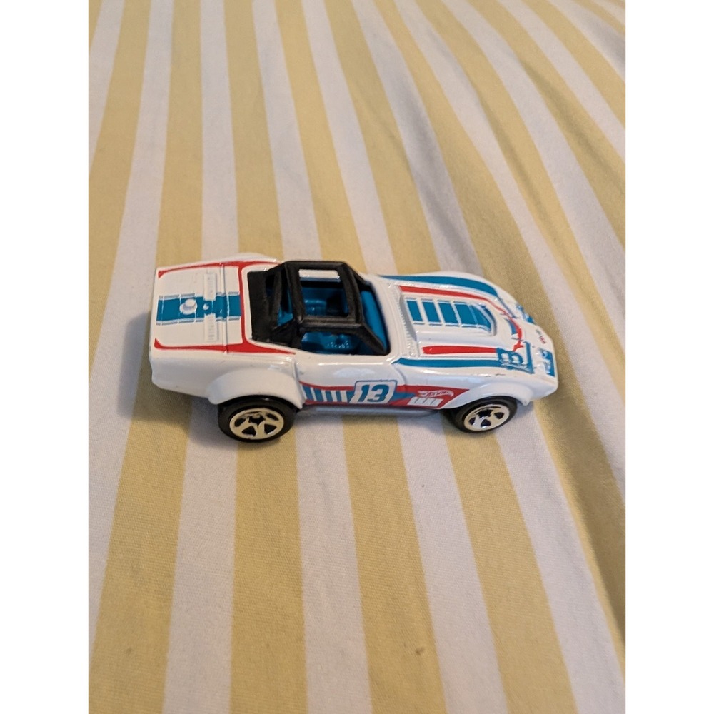Hot Wheels 69 Corvette Racer White Nightburnerz Diecast 1:64 DWH81 2016